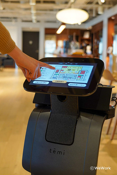JR東日本情報、WeWork、CMCがAIアシスタントロボット「Temi」の共同実験　共用オフィスで案内業務/CO2濃度の測定など