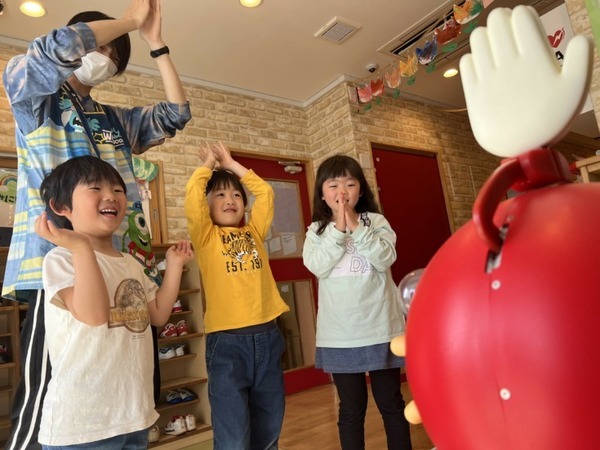 拍手ロボット「ビッグクラッピー」で「また明日も来たい保育園」を創る キートスチャイルドケア幕張本郷に試験導入