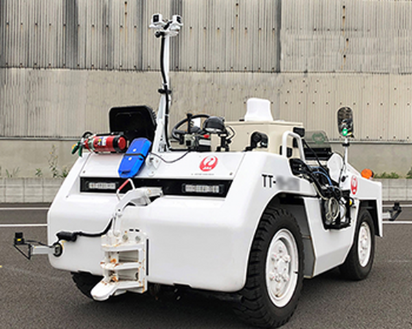 中部国際空港の貨物牽引車を名古屋市内から遠隔運転 ソリトンシステムズ、JAL、中部スカイサポートが実証実験