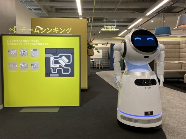 コクヨが東京ショールームに人型AI案内ロボットを試験導入　展示エリア内を先導し、商品体験方法の案内など担当