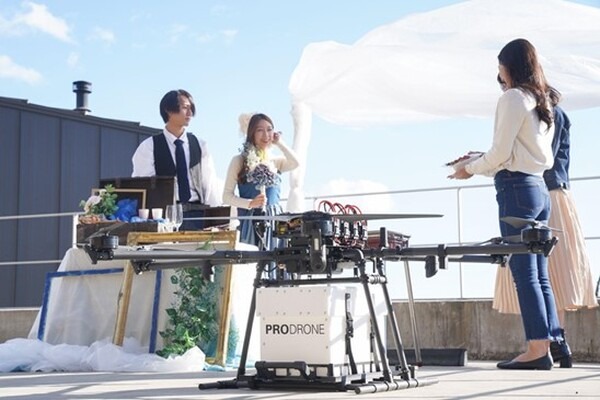 ドローンが婚姻届けやウェディングドレスを届ける 「そら活」サービス実証 藤和那須リゾートとVFRが実施