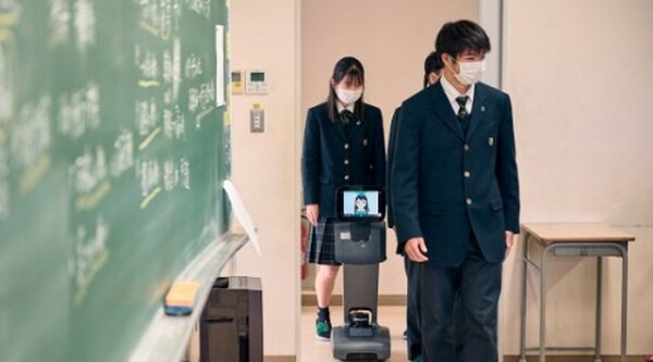 病気療養の子どもがアバターロボットで学校生活に参加！ 産官学で利用促進を目指す モデル拠点校ではメタバースも活用