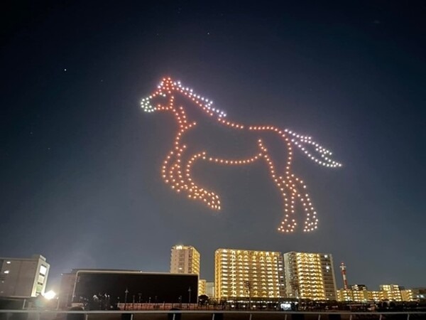 【日本初】ドローンショーで川崎競馬場の夜空に広告を表示　テレシーと運営会社のレッドクリフが提携　新しい広告媒体となるか