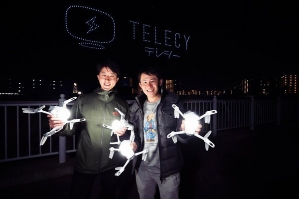 【日本初】ドローンショーで川崎競馬場の夜空に広告を表示　テレシーと運営会社のレッドクリフが提携　新しい広告媒体となるか
