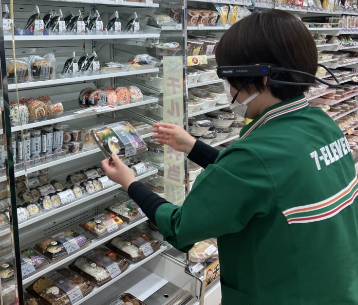 スマートグラスを装着した店員を通じて自宅から買い物 凸版印刷が長野県飯綱町で実証実験