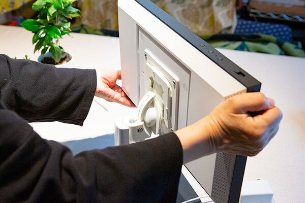 壁掛けデザイン「Echo Show 15」は専用スタンドで気軽に導入できる！「Echo Show 15」+スタンド実機レビュー