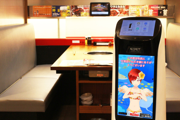 日本初 配膳ロボットのディスプレイにバーチャル店員が登場 「焼肉の和民」4店舗で導入 「REALITY」の配信者を起用