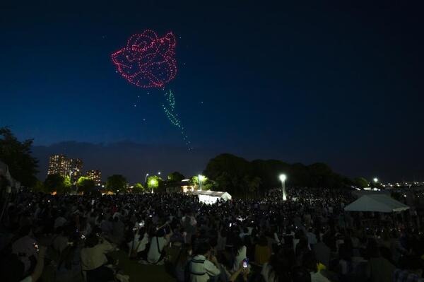 500機のドローンが横浜の夜空を彩る 「第41回横浜開港祭」バラやクジラ、帆船が夜空に浮かぶ