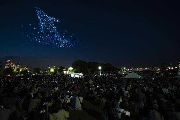 500機のドローンが横浜の夜空を彩る 「第41回横浜開港祭」バラやクジラ、帆船が夜空に浮かぶ