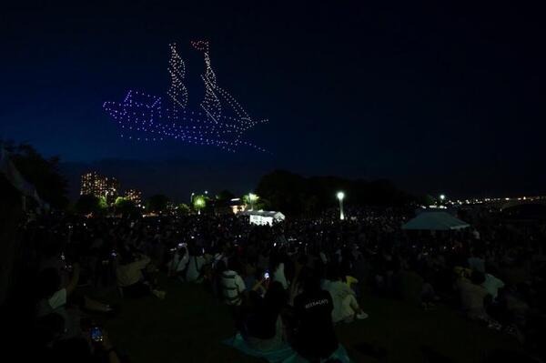 500機のドローンが横浜の夜空を彩る 「第41回横浜開港祭」バラやクジラ、帆船が夜空に浮かぶ