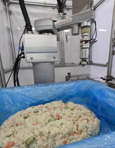 「惣菜盛り付けロボット」が盛り付けた練りサラダ惣菜を4店舗でテスト販売 86%の販売員が「良い、やや良い」と回答