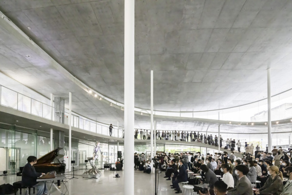 大阪芸術大学 アンドロイドと音楽を科学するラボラトリー「AMSL」を開設 最先端アンドロイド「オルタ４」との記念コンサートを実施