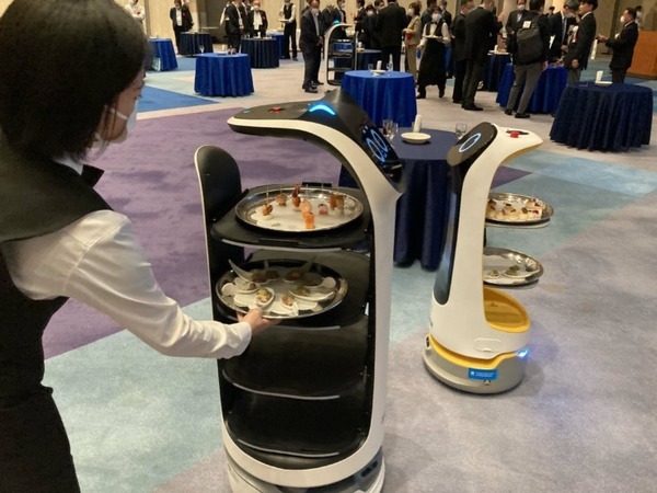Pudu Robotics製配膳ロボット 「FOOMA JAPAN 2022」のレセプションパーティーでウェイターとして活躍