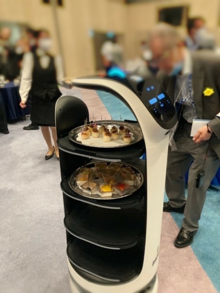 Pudu Robotics製配膳ロボット 「FOOMA JAPAN 2022」のレセプションパーティーでウェイターとして活躍