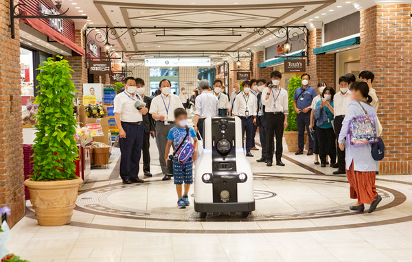 サンシャインシティでセコムの警備ロボット「cocobo」稼働開始！商用エリアを安定して巡回警備する様子を公開