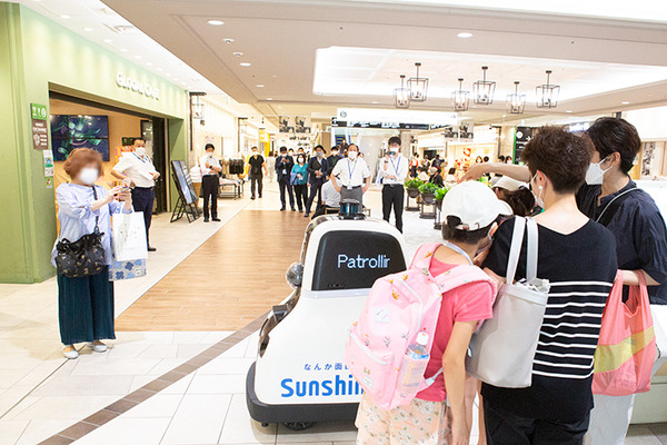 サンシャインシティでセコムの警備ロボット「cocobo」稼働開始！商用エリアを安定して巡回警備する様子を公開