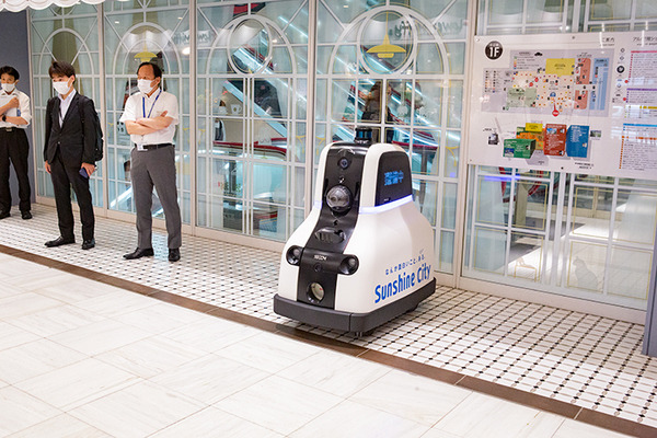 サンシャインシティでセコムの警備ロボット「cocobo」稼働開始！商用エリアを安定して巡回警備する様子を公開