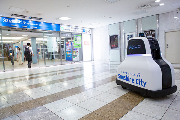 サンシャインシティでセコムの警備ロボット「cocobo」稼働開始！商用エリアを安定して巡回警備する様子を公開
