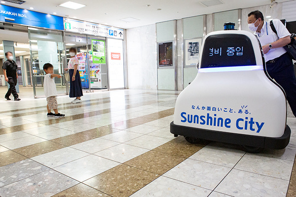 サンシャインシティでセコムの警備ロボット「cocobo」稼働開始！商用エリアを安定して巡回警備する様子を公開