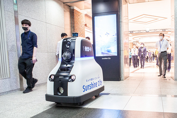 サンシャインシティでセコムの警備ロボット「cocobo」稼働開始！商用エリアを安定して巡回警備する様子を公開