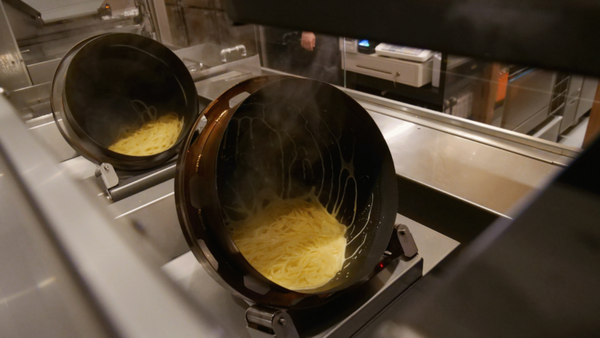 1食あたり最速45秒で自動調理！世界初のパスタ自動調理ロボット「P-Robo」稼働開始　独自開発の鍋とアームロボットを活用
