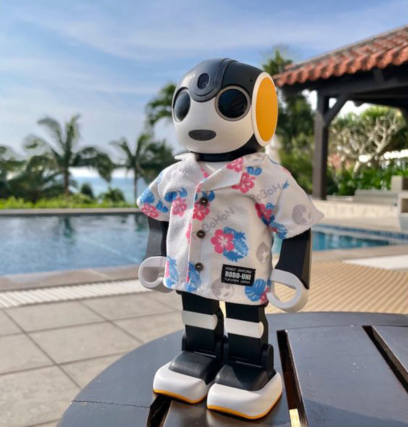 沖縄を感じる「RoBoHoN」(ロボホン)公式「かりゆしウェア」数量限定販売開始　特別なイベントやダンス連携機能も　ロボユニ