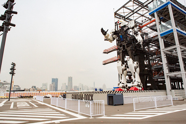 18mの「動く実物大ガンダム」を小学生が遠隔操作！巨大ロボットを動かす体験に笑顔と歓喜　GFY「ガンダムの仕組みを学ぶ教育プログラム」