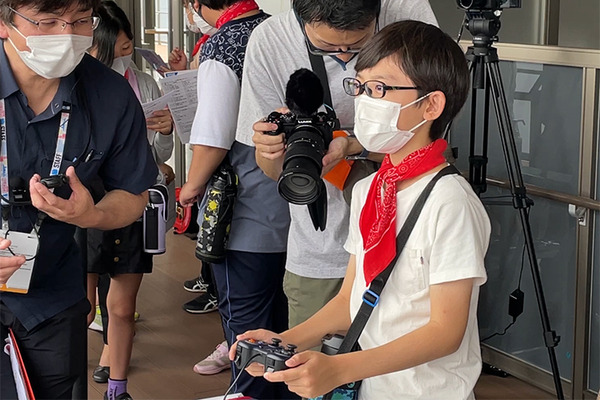 18mの「動く実物大ガンダム」を小学生が遠隔操作！巨大ロボットを動かす体験に笑顔と歓喜　GFY「ガンダムの仕組みを学ぶ教育プログラム」