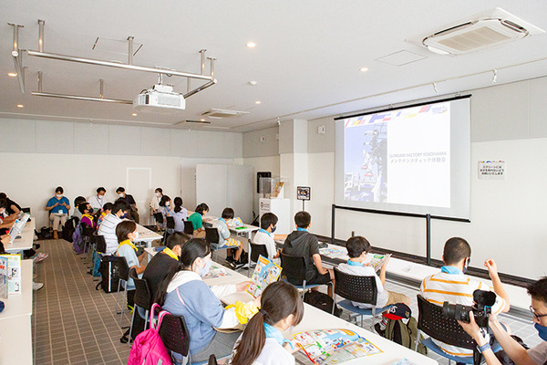 18mの「動く実物大ガンダム」を小学生が遠隔操作！巨大ロボットを動かす体験に笑顔と歓喜　GFY「ガンダムの仕組みを学ぶ教育プログラム」