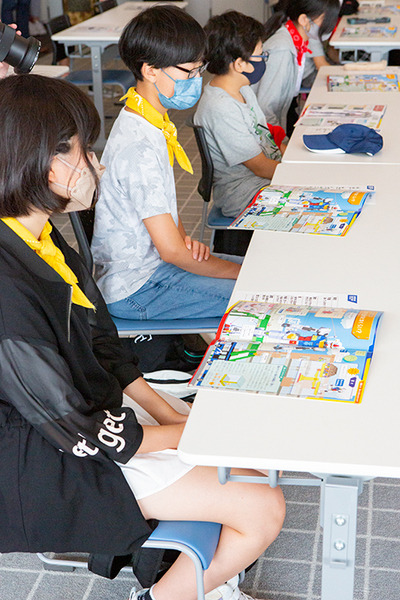 18mの「動く実物大ガンダム」を小学生が遠隔操作！巨大ロボットを動かす体験に笑顔と歓喜　GFY「ガンダムの仕組みを学ぶ教育プログラム」