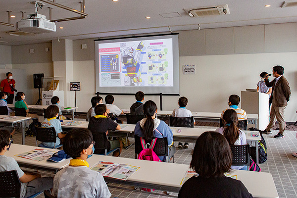 18mの「動く実物大ガンダム」を小学生が遠隔操作！巨大ロボットを動かす体験に笑顔と歓喜　GFY「ガンダムの仕組みを学ぶ教育プログラム」