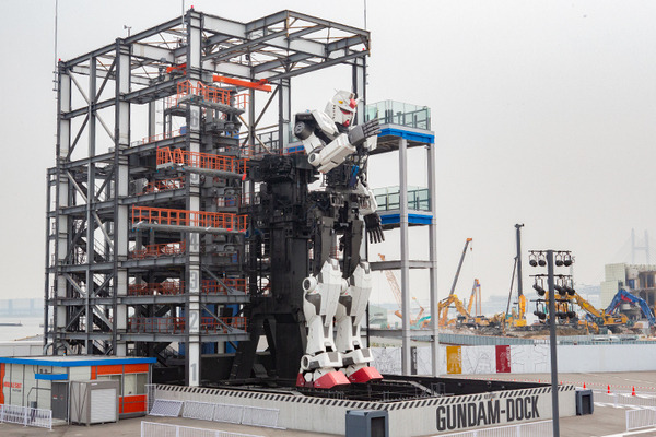 18mの「動く実物大ガンダム」を小学生が遠隔操作！巨大ロボットを動かす体験に笑顔と歓喜　GFY「ガンダムの仕組みを学ぶ教育プログラム」