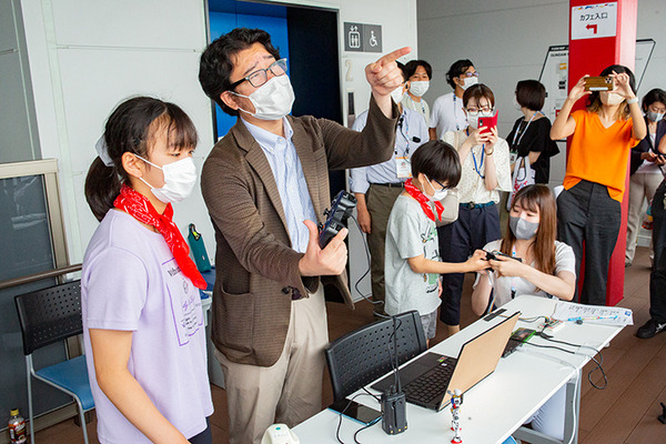 18mの「動く実物大ガンダム」を小学生が遠隔操作！巨大ロボットを動かす体験に笑顔と歓喜　GFY「ガンダムの仕組みを学ぶ教育プログラム」