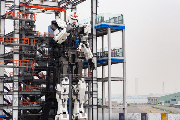 18mの「動く実物大ガンダム」を小学生が遠隔操作！巨大ロボットを動かす体験に笑顔と歓喜　GFY「ガンダムの仕組みを学ぶ教育プログラム」