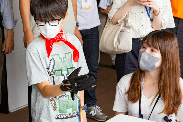 18mの「動く実物大ガンダム」を小学生が遠隔操作！巨大ロボットを動かす体験に笑顔と歓喜　GFY「ガンダムの仕組みを学ぶ教育プログラム」