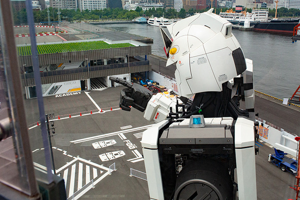 18mの「動く実物大ガンダム」を小学生が遠隔操作！巨大ロボットを動かす体験に笑顔と歓喜　GFY「ガンダムの仕組みを学ぶ教育プログラム」