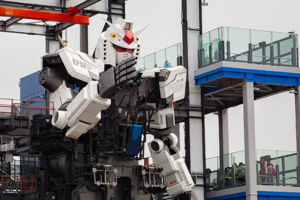 18mの「動く実物大ガンダム」を小学生が遠隔操作！巨大ロボットを動かす体験に笑顔と歓喜　GFY「ガンダムの仕組みを学ぶ教育プログラム」