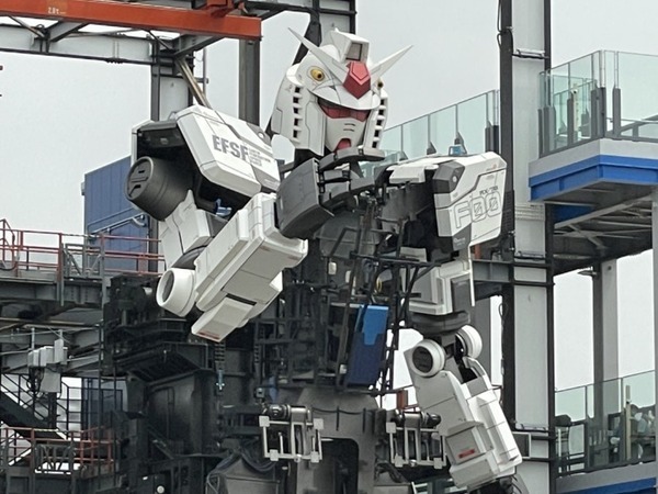 18mの「動く実物大ガンダム」を小学生が遠隔操作！巨大ロボットを動かす体験に笑顔と歓喜　GFY「ガンダムの仕組みを学ぶ教育プログラム」