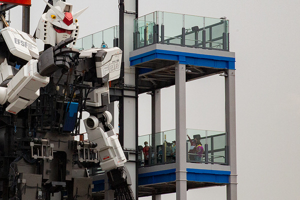 18mの「動く実物大ガンダム」を小学生が遠隔操作！巨大ロボットを動かす体験に笑顔と歓喜　GFY「ガンダムの仕組みを学ぶ教育プログラム」