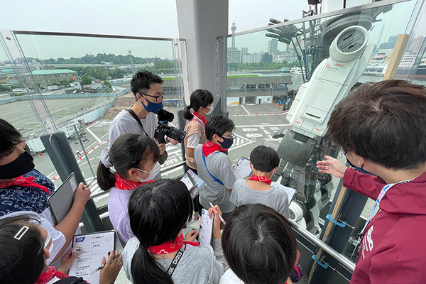 18mの「動く実物大ガンダム」を小学生が遠隔操作！巨大ロボットを動かす体験に笑顔と歓喜　GFY「ガンダムの仕組みを学ぶ教育プログラム」