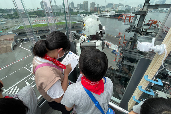 18mの「動く実物大ガンダム」を小学生が遠隔操作！巨大ロボットを動かす体験に笑顔と歓喜　GFY「ガンダムの仕組みを学ぶ教育プログラム」