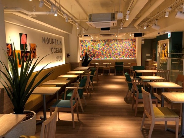 モスバーガー原宿表参道店で分身ロボット「OriHime」を導入 大崎店で活躍する8名がパイロットを担当