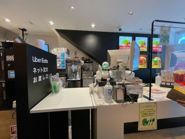 モスバーガー原宿表参道店で分身ロボット「OriHime」を導入 大崎店で活躍する8名がパイロットを担当