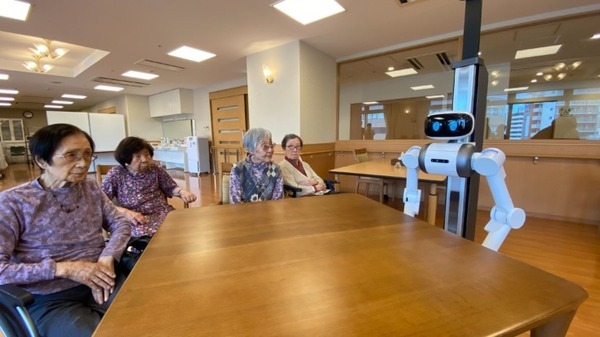 アバターロボット「ugo」が有料老人ホームで介護業務を開始　ロボットの遠隔操作は障がい者スタッフが担当！介護人材不足に画期的なアプローチ