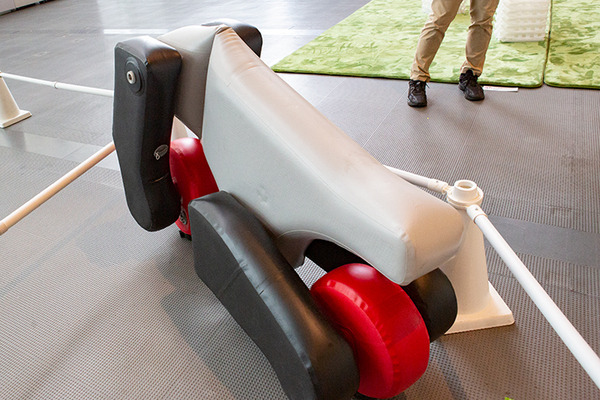 日本科学未来館で柔らかい移動ロボット「poimo」(ポイモ)に乗ってきた　トヨタの自動運転EVバス内部も公開