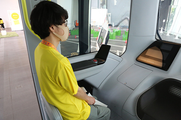 日本科学未来館で柔らかい移動ロボット「poimo」(ポイモ)に乗ってきた　トヨタの自動運転EVバス内部も公開