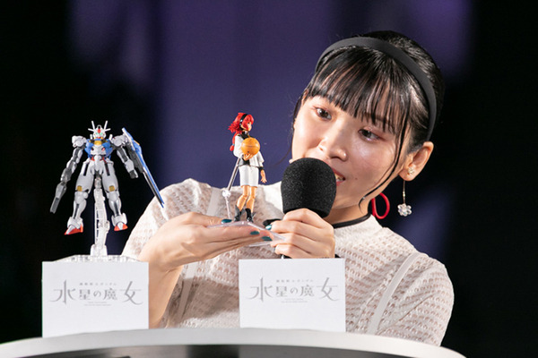 『機動戦士ガンダム 水星の魔女』主人公が遠隔操作でガンダムハンドの「両手でサムズアップ」に挑戦　メインキャスト2人がイベントに登場