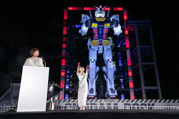 『機動戦士ガンダム 水星の魔女』主人公が遠隔操作でガンダムハンドの「両手でサムズアップ」に挑戦　メインキャスト2人がイベントに登場