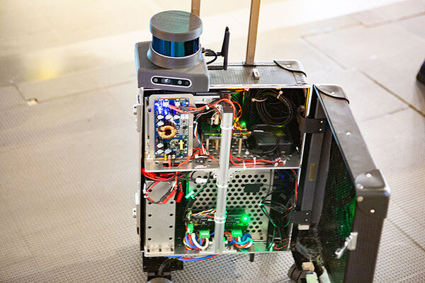 日本科学未来館で「AIスーツケース」を体験してきた　自動運転の最新技術で視覚障がい者の移動を支援　ネックスピーカーと連動