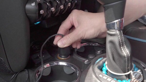 スマホをワイヤレス接続「CarPlay」「AndroidAuto」をフロント車載用ヘッドアップディスプレイで音声操作！